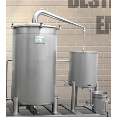 Distillatore in acciaio inossidabile (alambicco) per oli essenziali in un recipiente da 1100 litri