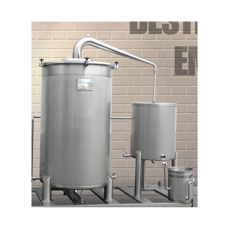 Impianto di distillazione in acciaio inossidabile (alambicco) per oli  essenziali in un recipiente da 1500 litri.