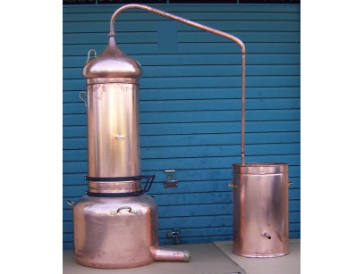 Alambique de cobre  de columna de 400 litros con termómetro.